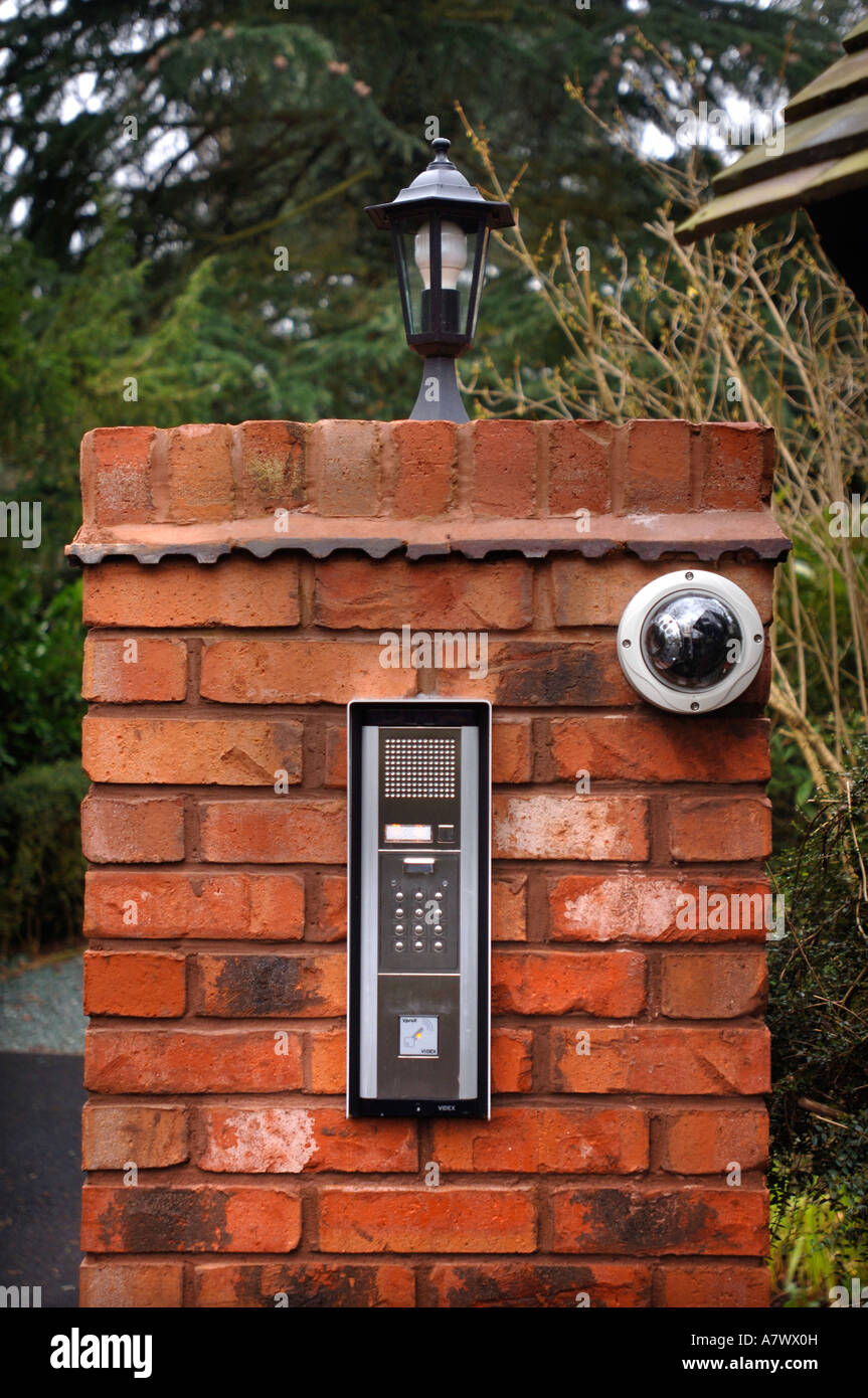 AUTOMATED SECURITY ENTRY SYSTEMS ON THE GATEPOST OF A HOUSE UK Stock Photo