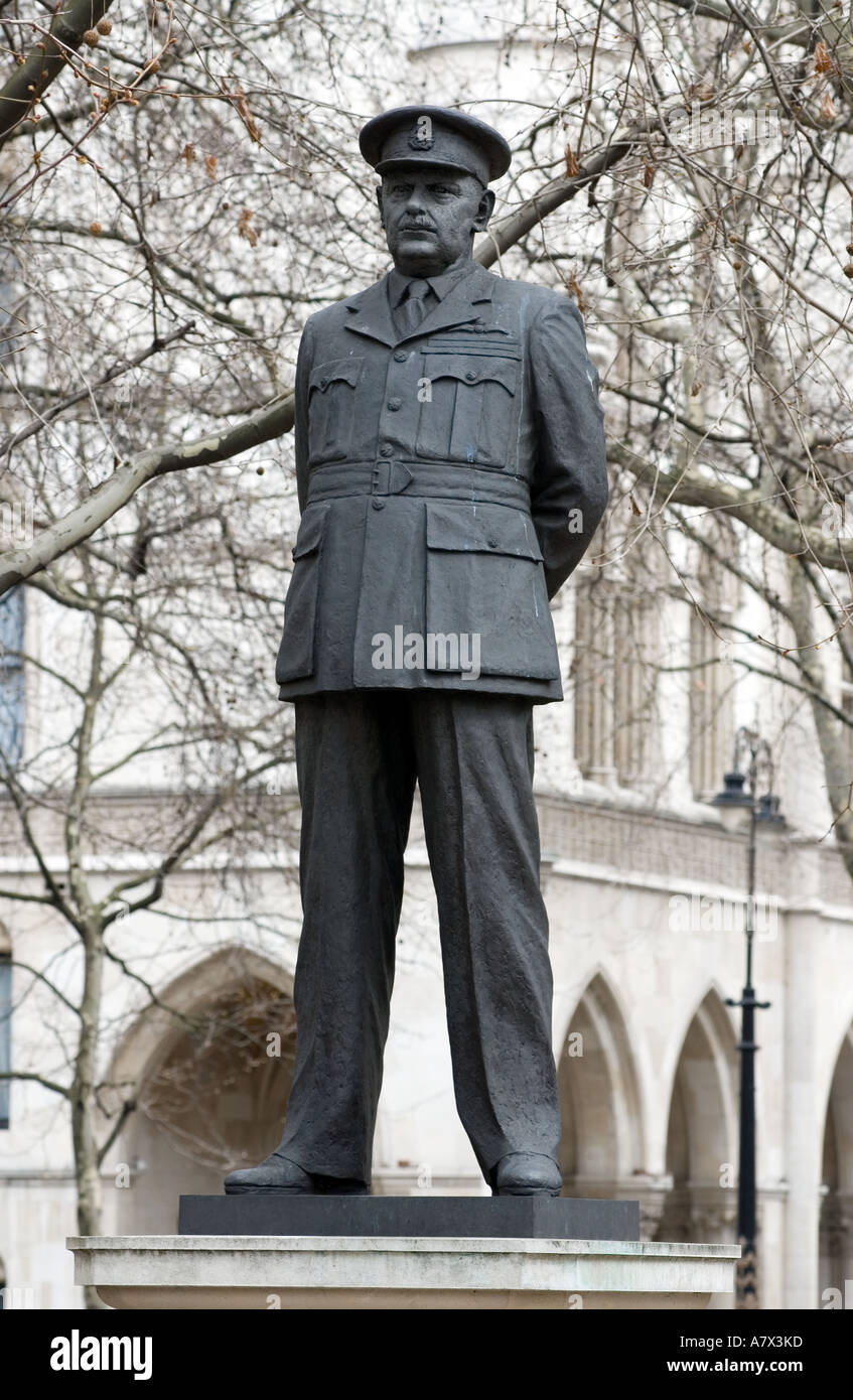 LONDON ENGLAND SIR ARTHUR BOMBER HARRIS STATUE OUTSIDE ST CLEMENT DANES RAF CHURCH Stock Photo