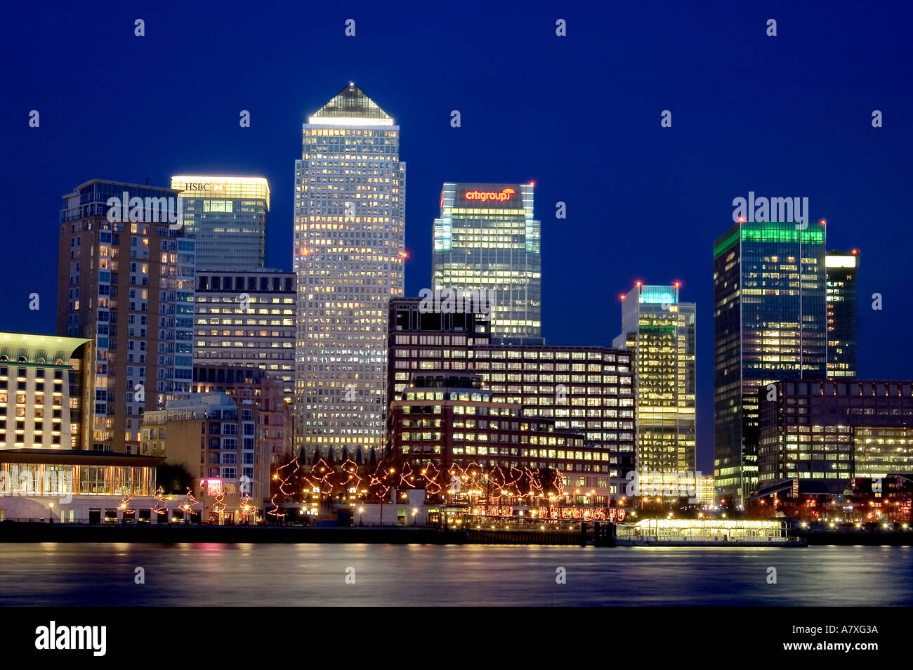 canary wharf night london england uk Stock Photo - Alamy