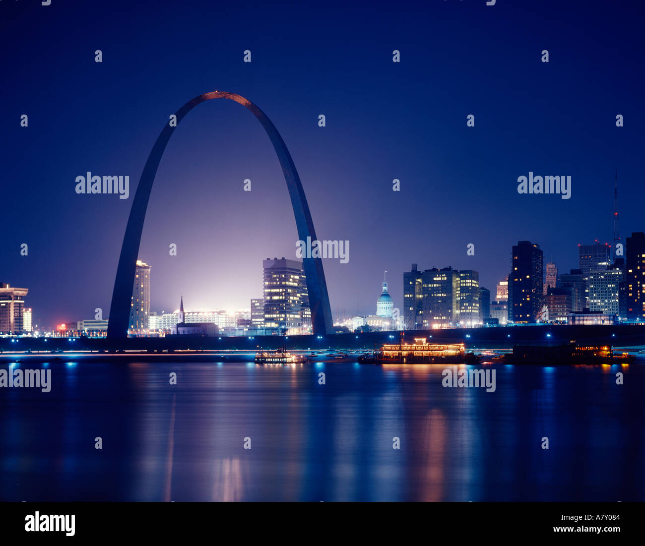 St Louis Gateway Arch in Missouri USA night Stock Photo