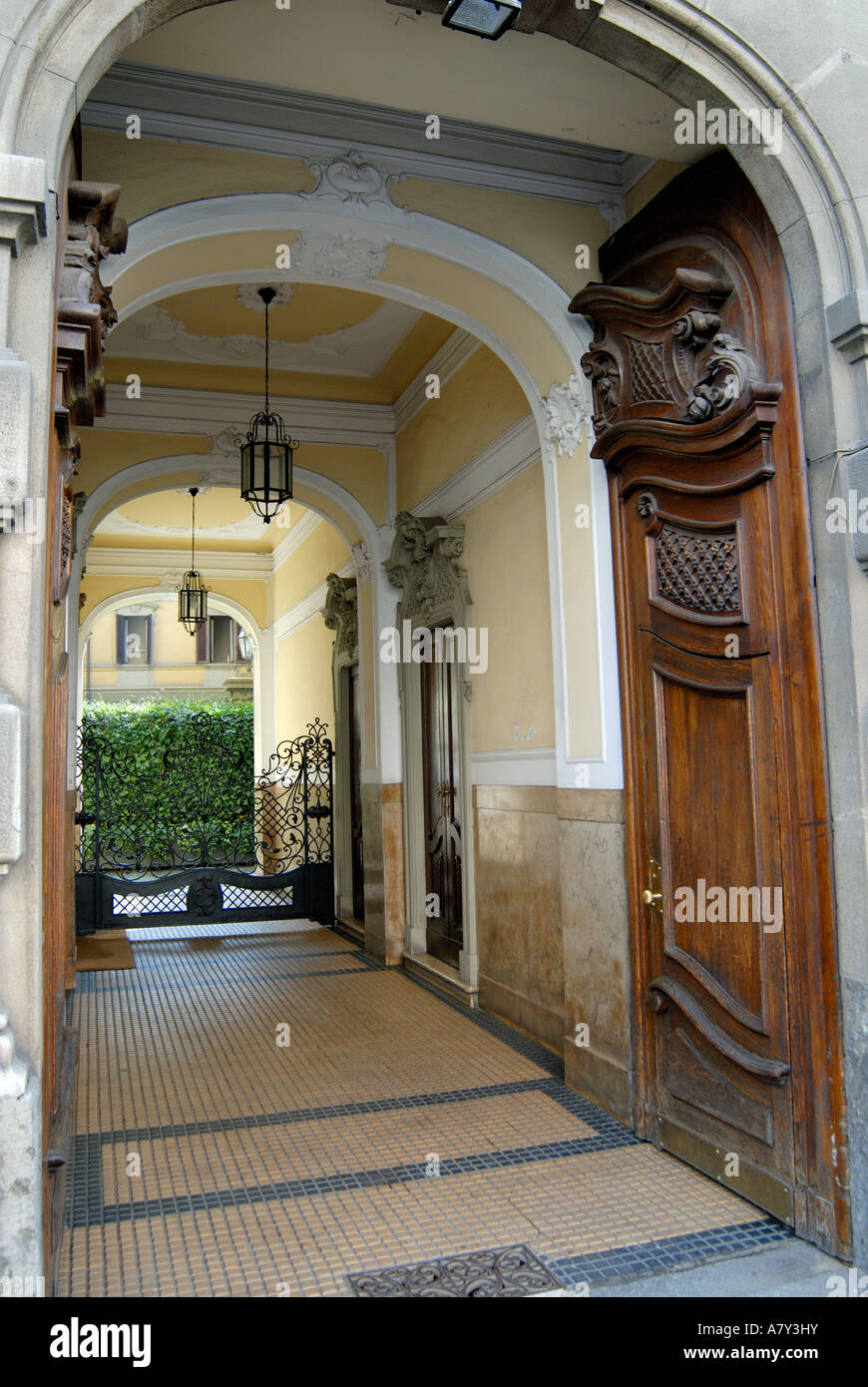 Private courtyard hi-res stock photography and images - Alamy