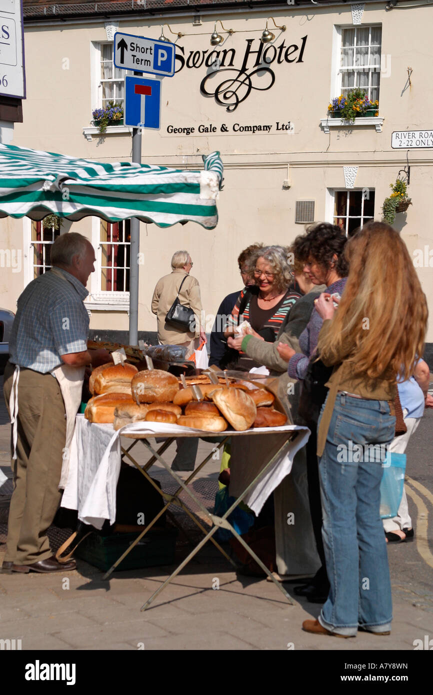 People buying freshly baked bread at an English Farmers Market. Arundel, West Sussex, England, UK Stock Photo