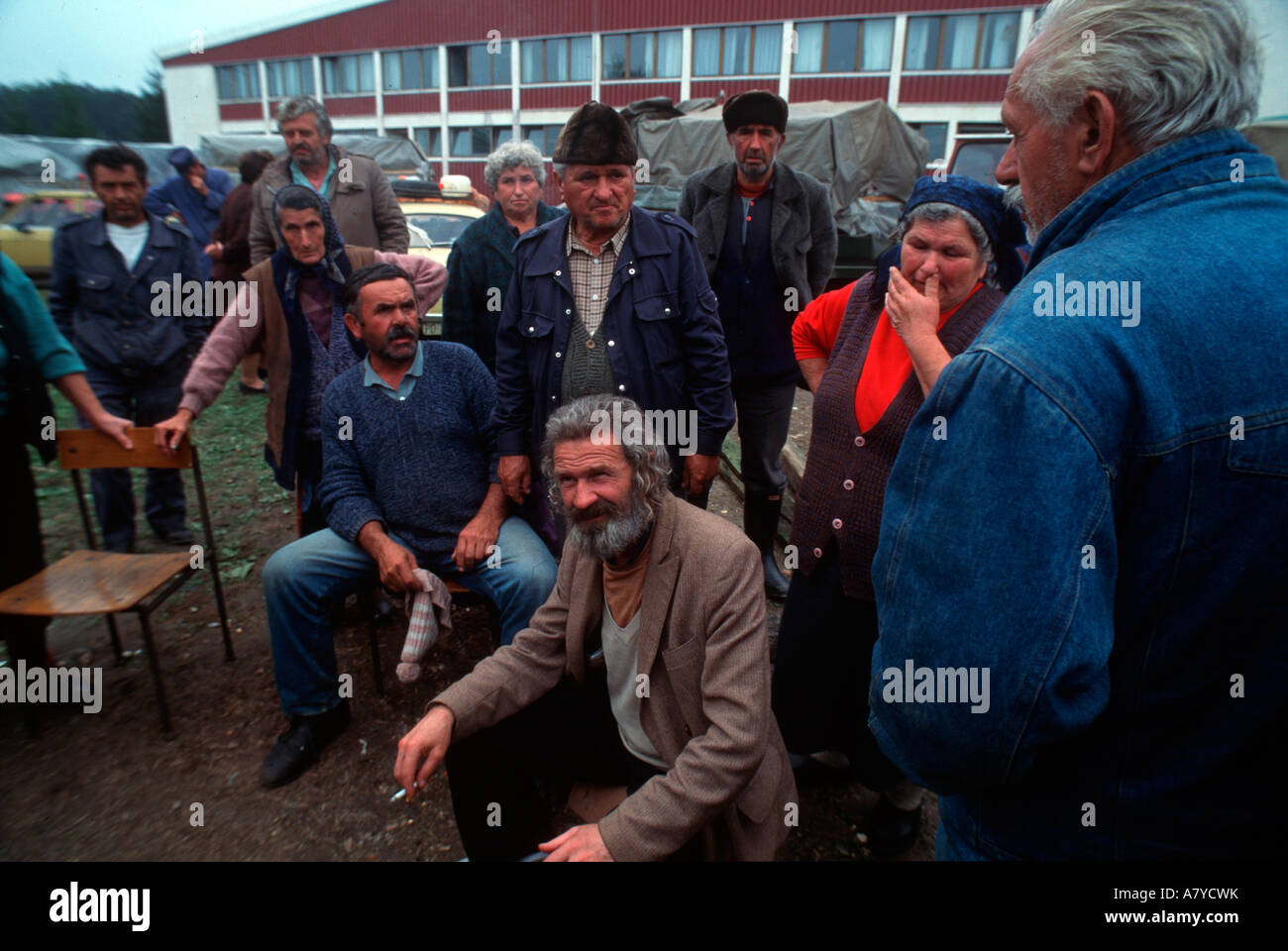 Thousands of Bosnian Serb refugees flee Muslim-Croat offensive in NW Bosnia Stock Photo