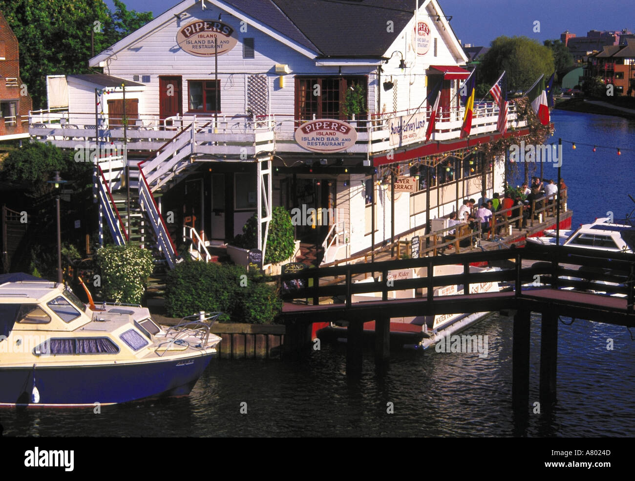berkshire river thames reading pipers island and restaurant Stock Photo ...