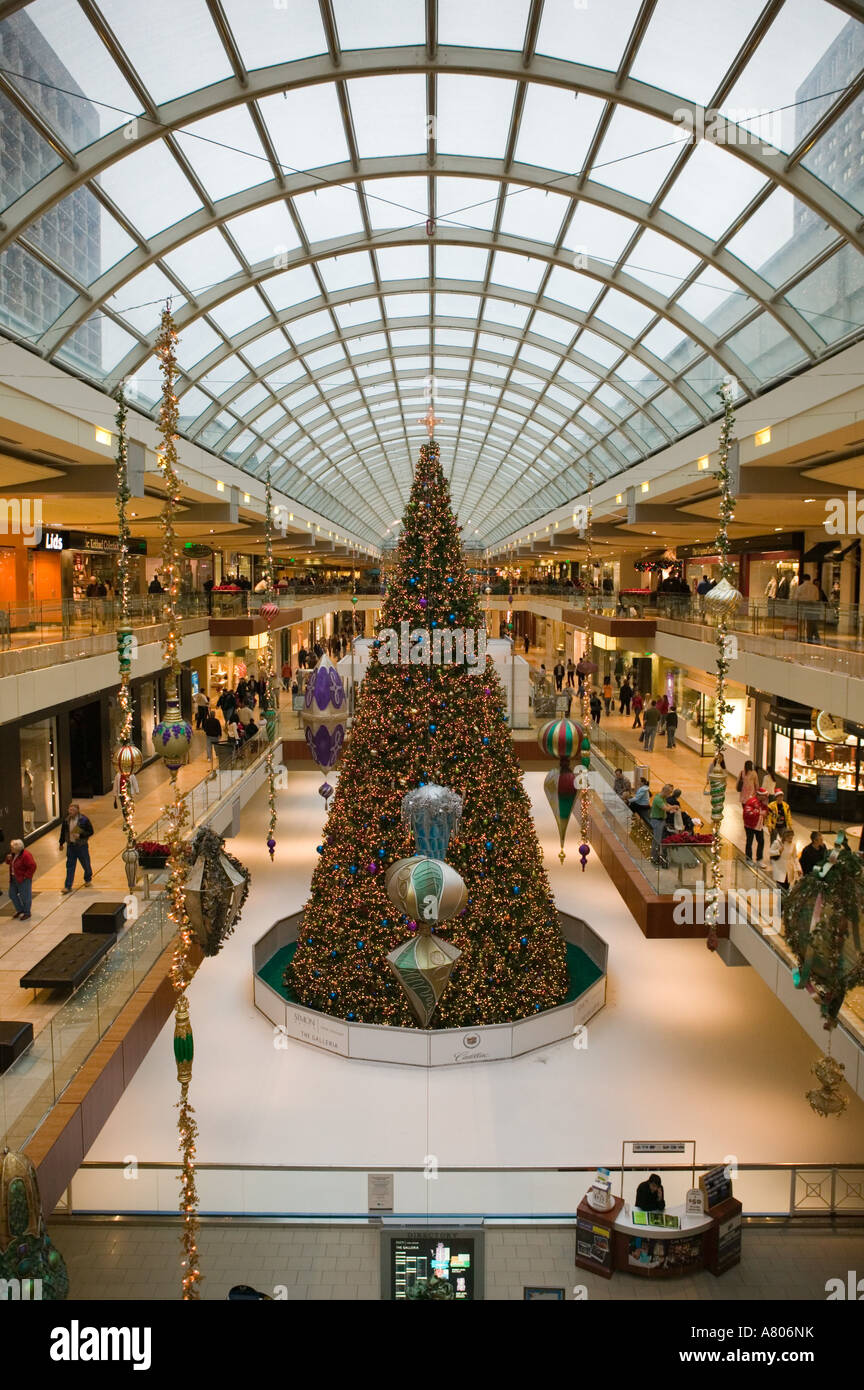 USA, TEXAS, Houston: Houston Galleria Mall Christmas Tree / Ice Skating Rink Stock Photo