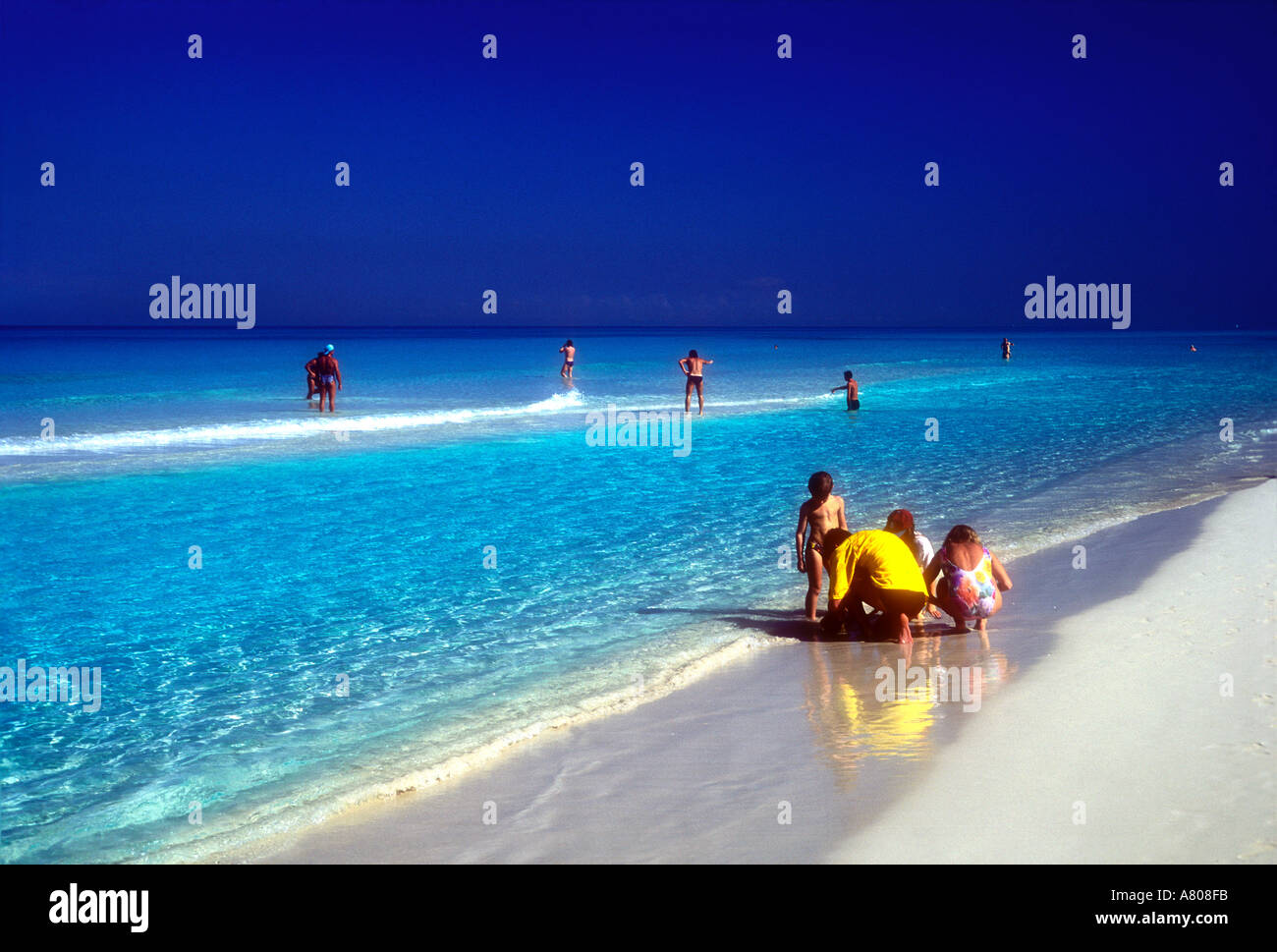 Family beach scene sun sand hi-res stock photography and images - Alamy