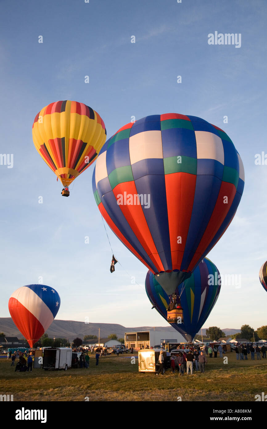 WA, Prosser, The Great Prosser Balloon Rally, Launching hot air balloons Stock Photo Alamy