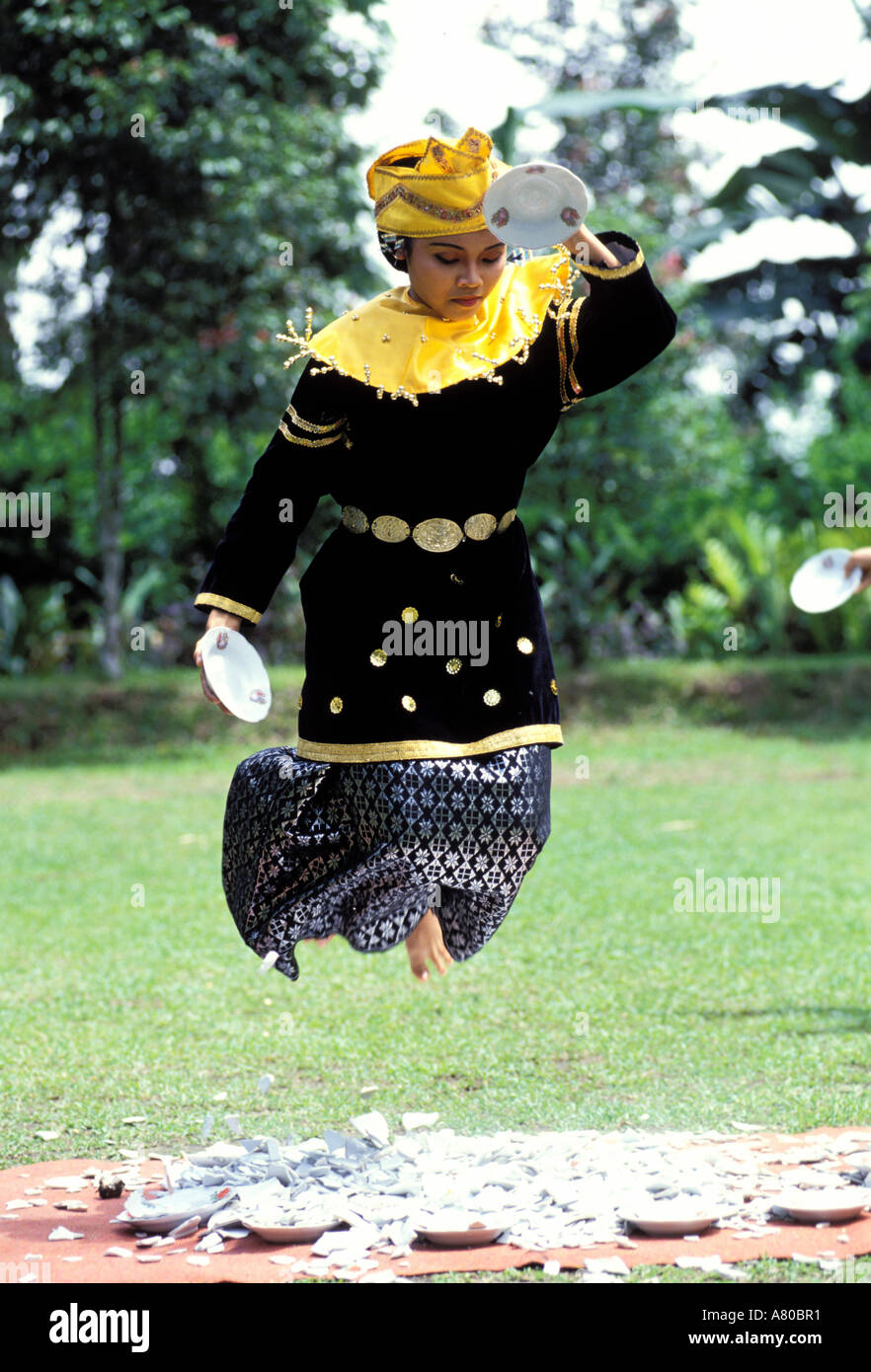 Indonesia, Sumatra island, Tari Piring minangkabau dance or dance of plates (Bukittinggi region) Stock Photo