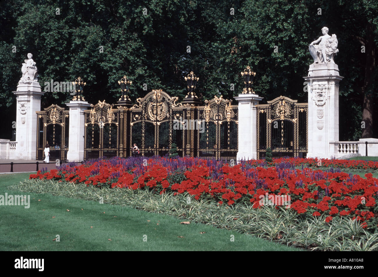 Flowers and entrance gates to Saint James Park Buckingham Palace London ...