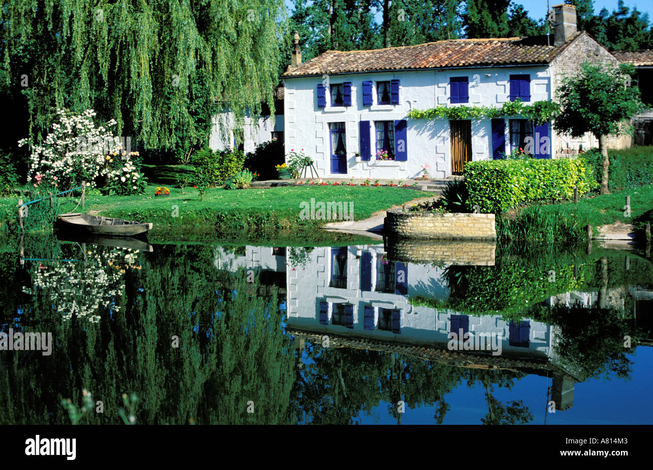 France, Deux Sevres, Marais Poitevin marshland, Venise Verte, Coulon village, typical house Stock Photo