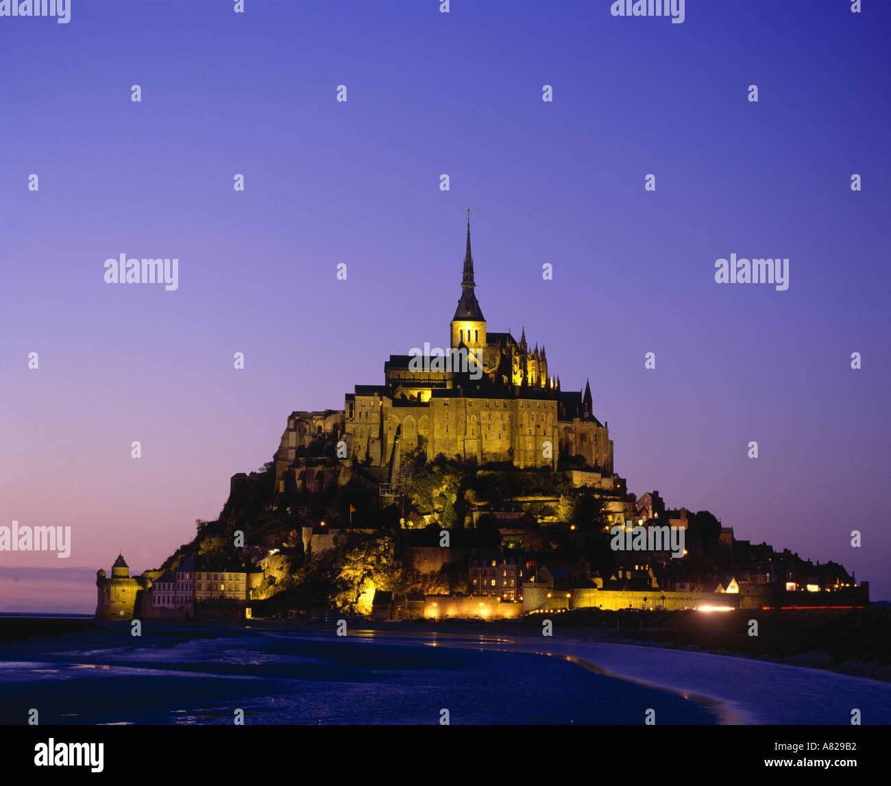 Mont saint michel in the dusk hi-res stock photography and images - Alamy