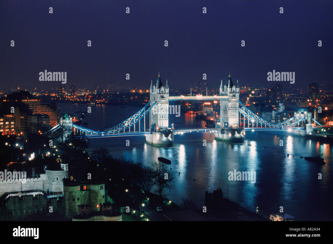 Tower bridge over the river thames hi-res stock photography and images ...