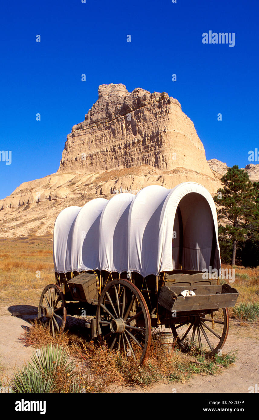 Conestoga wagon under Eagle Rock on the Oregon Trail Scotts Bluff National Monument Nebraska Stock Photo