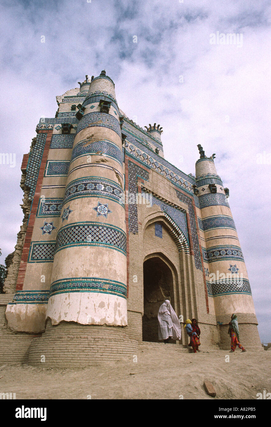 Pakistan South Punjab Uch Sharif people entering part derilect Tomb of Bibi Jaiwindi 1430AD Stock Photo