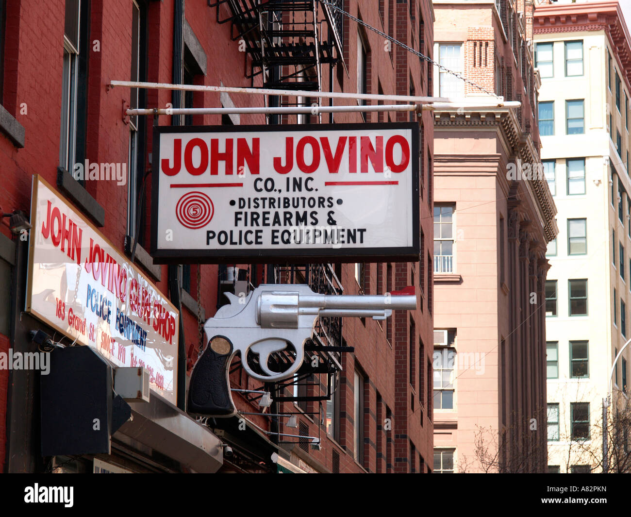 sign over gun shop New York Stock Photo - Alamy