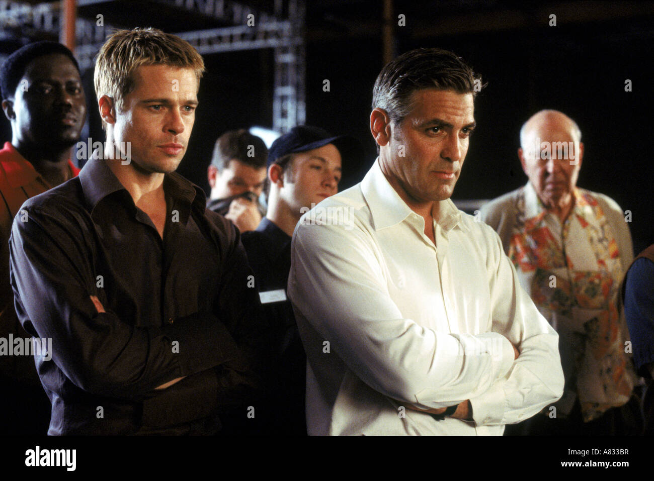 OCEANS 11 - George Clooney (at right) and Bradf Pitt  on set of  2001 Warner film Stock Photo