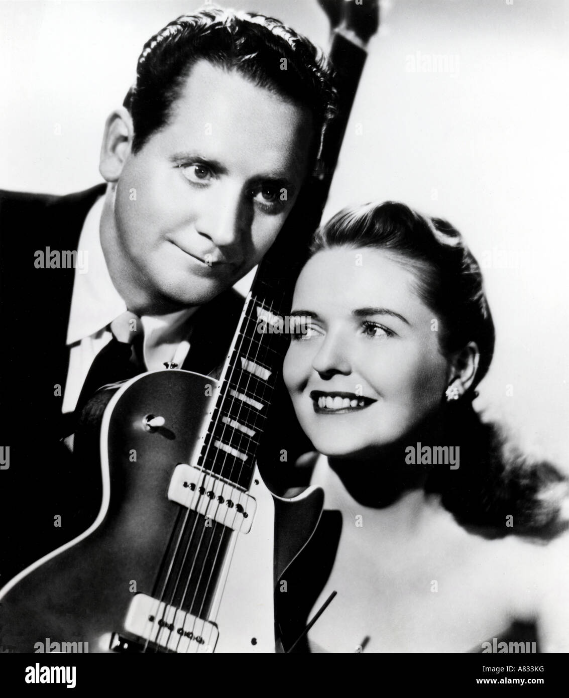 LES PAUL US musician with his wife Mary Ford in 1953 Stock Photo