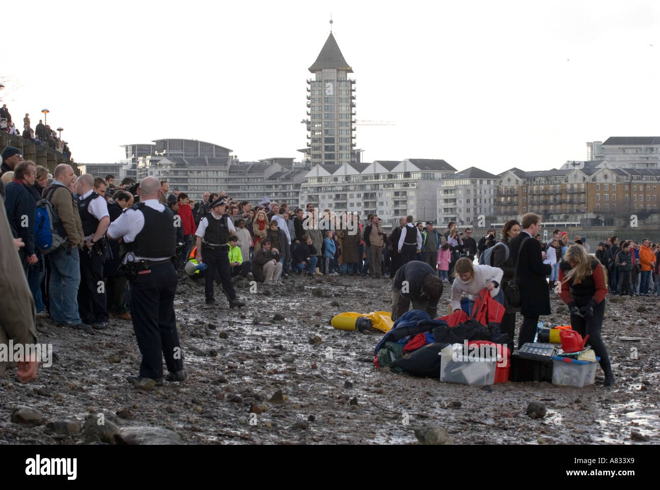 Crowds Watch Thames Whale Rescue Attempt - Wandsworth - London Stock Photo