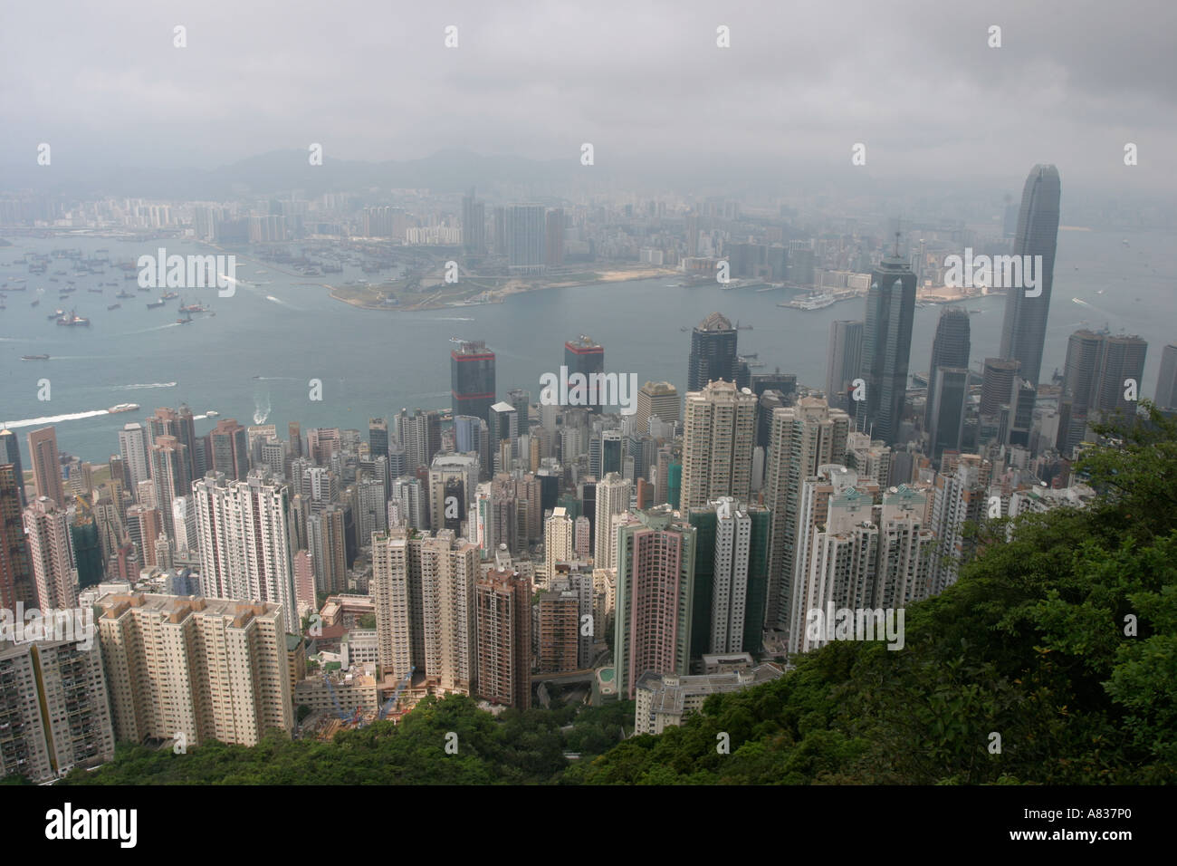 View over Hong Kong Island, harbour and Kowloon from Victoria Peak or Sàan Déng Stock Photo