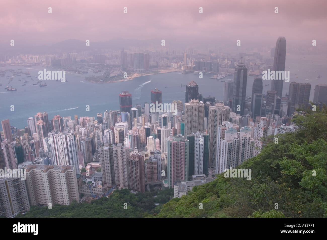 View over Hong Kong Island, harbour and Kowloon from Victoria Peak or Sàan Déng Stock Photo