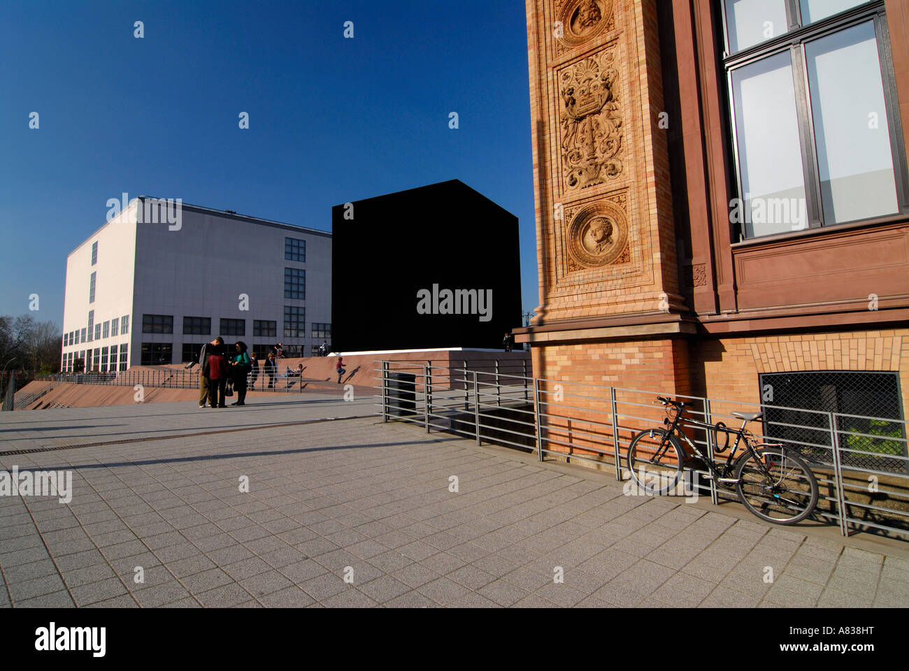 Between The Two House Of The Art Gallery Of Hamburg The Cube Stock Photo Alamy