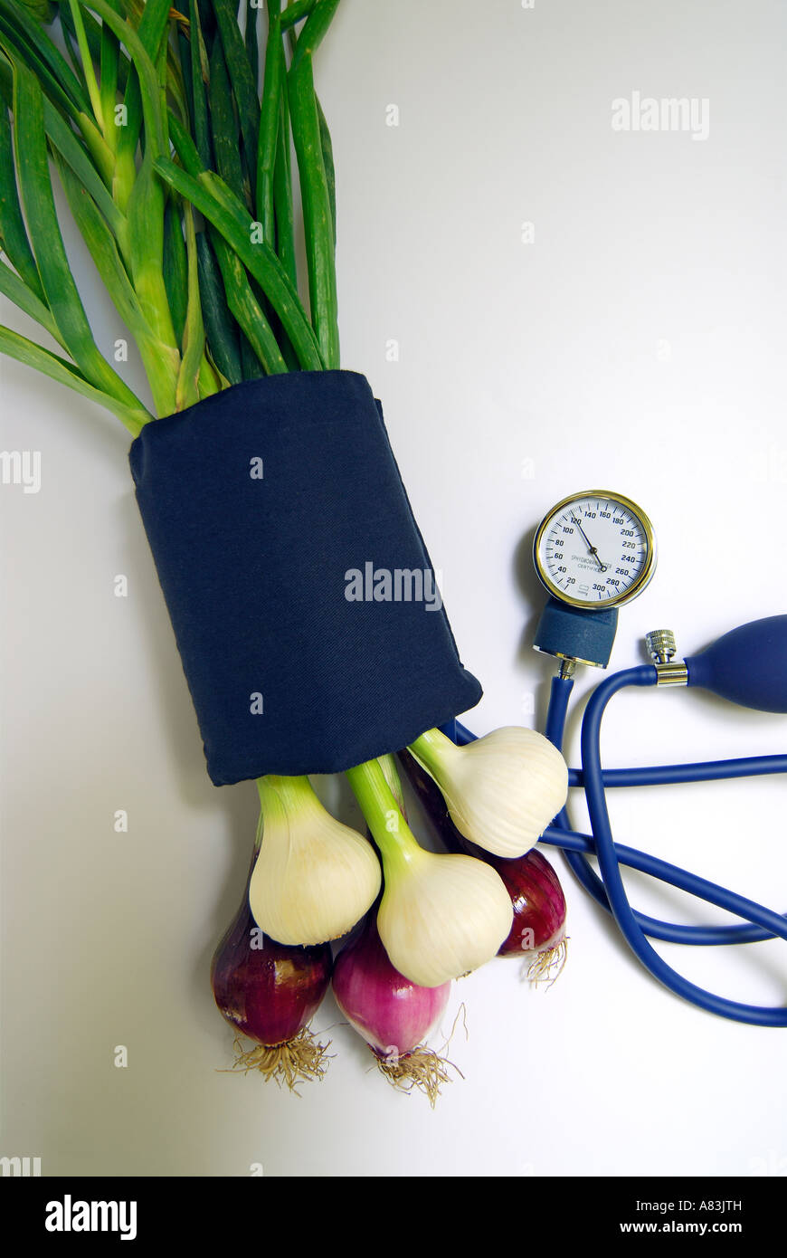 "A "blood ^pressure" cuff and gauge, ^sphygmomanometer, around garlic and onions Stock Photo Alamy