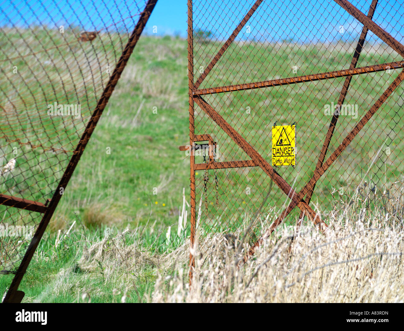 Pylon Fence Posts Pylon and fence hi-res stock photography and images - Alamy