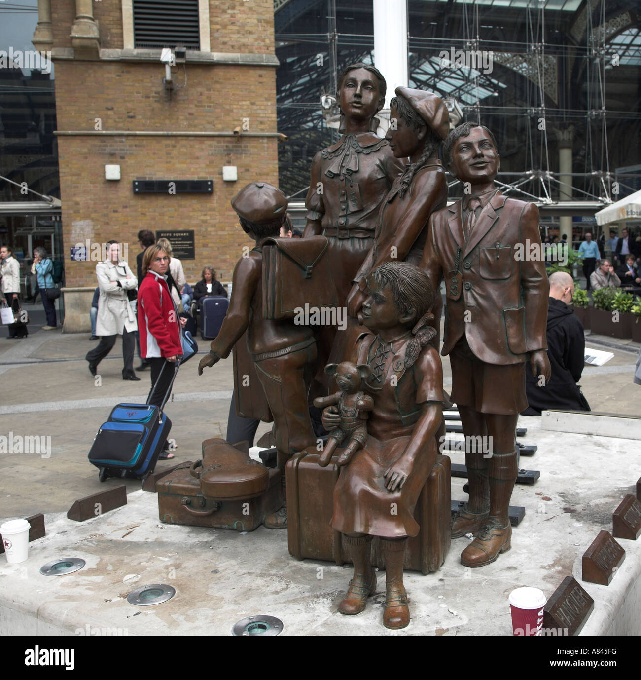 Frank Meisler bronze memorial sculpture Children of the Kindertransport, Hope Square, Liverpool Street station, London, England Stock Photo