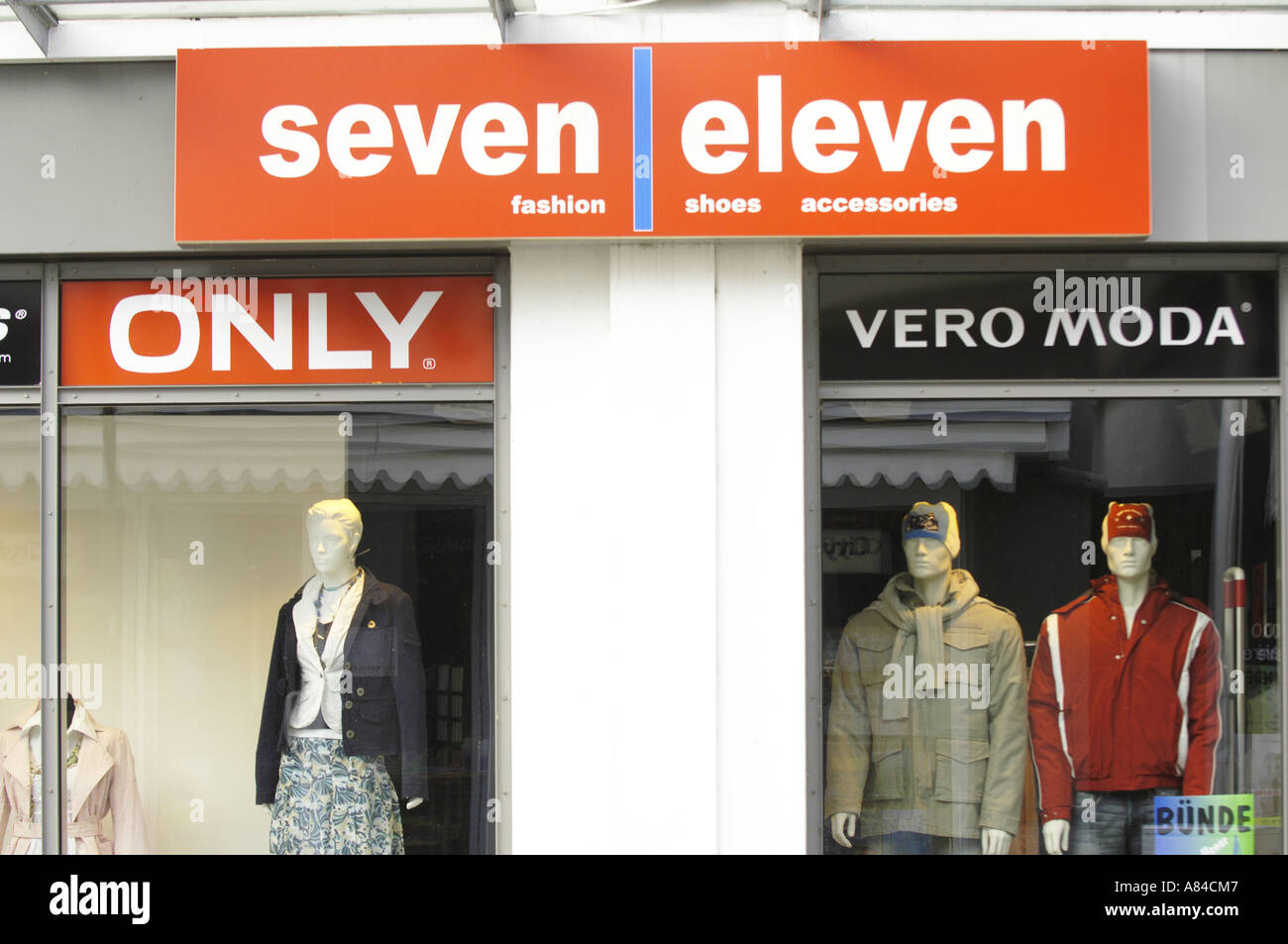 seven eleven shop store window fashion moda clothing red shop front consume shoe shop shopping hi Stock Photo - Alamy