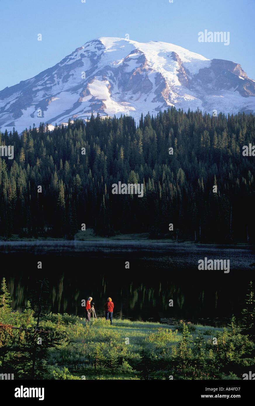 Lady photographer lake mountain hi-res stock photography and images - Alamy