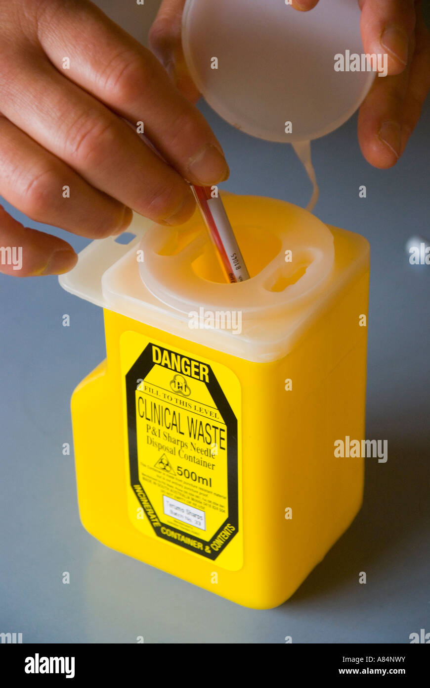 Clinical sharps disposal hires stock photography and images Alamy