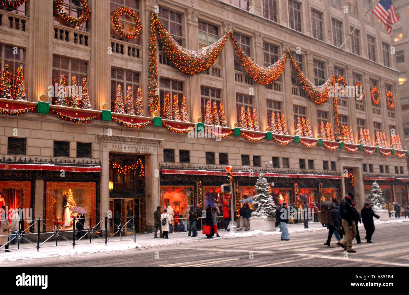 Saks fifth avenue christmas snow hi-res stock photography and images - Alamy