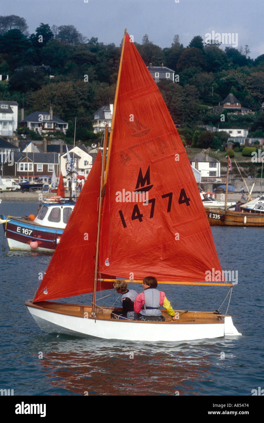 children sailing a Mirror dinghy Stock Photo Alamy
