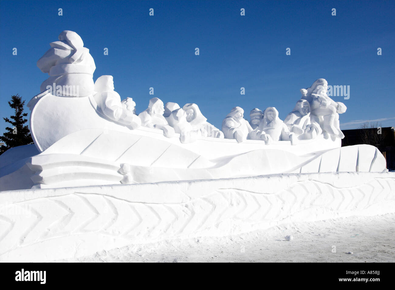 Snow sculpture of a voyageur canoe and voyageurs at the entrance to Fort  Gibralter in Winnipeg, Manitoba Canada Stock Photo - Alamy