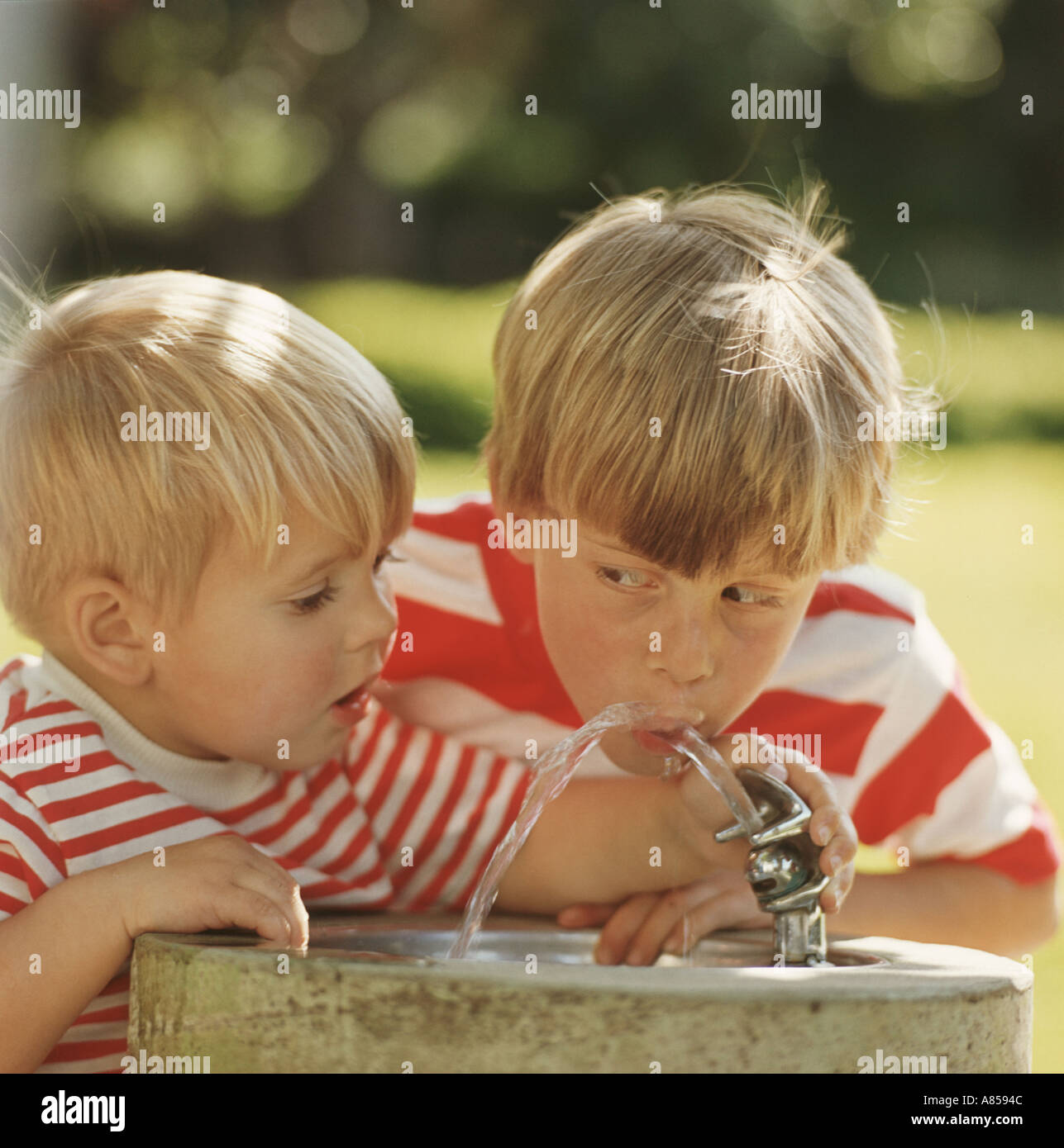 https://c8.alamy.com/comp/A8594C/two-young-boys-drinking-from-outdoor-water-fountain-A8594C.jpg