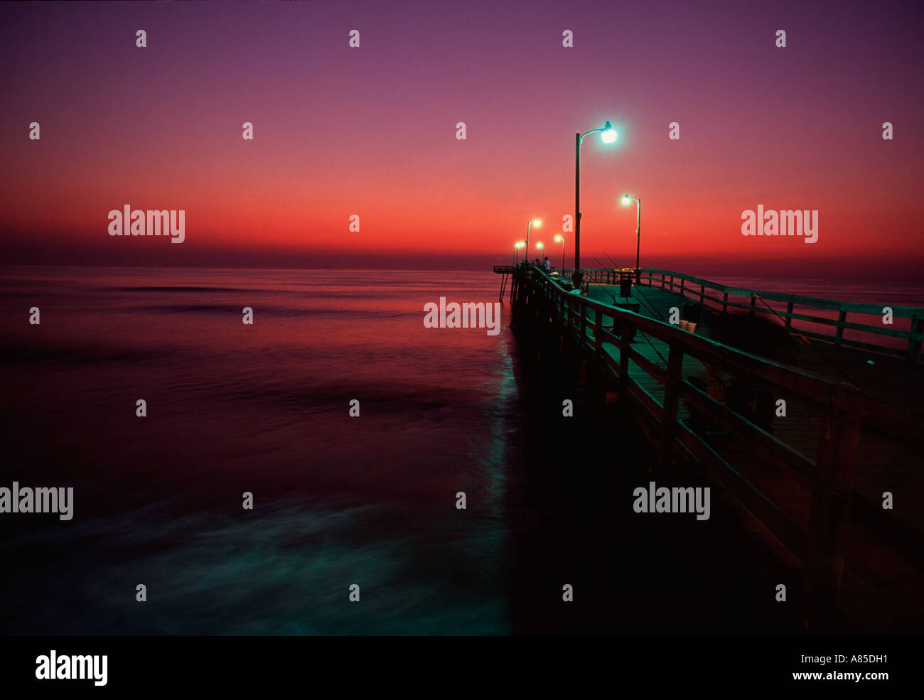 https://c8.alamy.com/comp/A85DH1/va-virginia-beach-virginia-beach-fishing-pier-at-sunrise-pier-lights-A85DH1.jpg