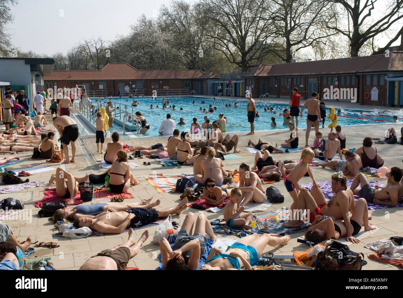 People Enjoying Sunny Afternoon London Fields Lido London Borough Of Hackney Outdoor Swimming Pool Stock Photo Alamy