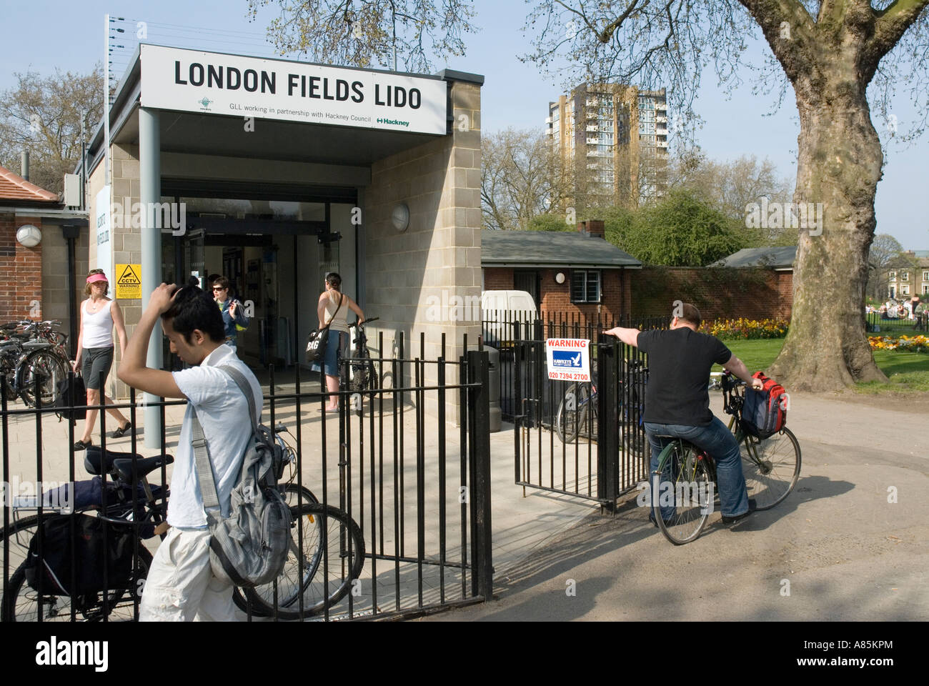 At London Fields Lido High Resolution Stock Photography And Images Alamy