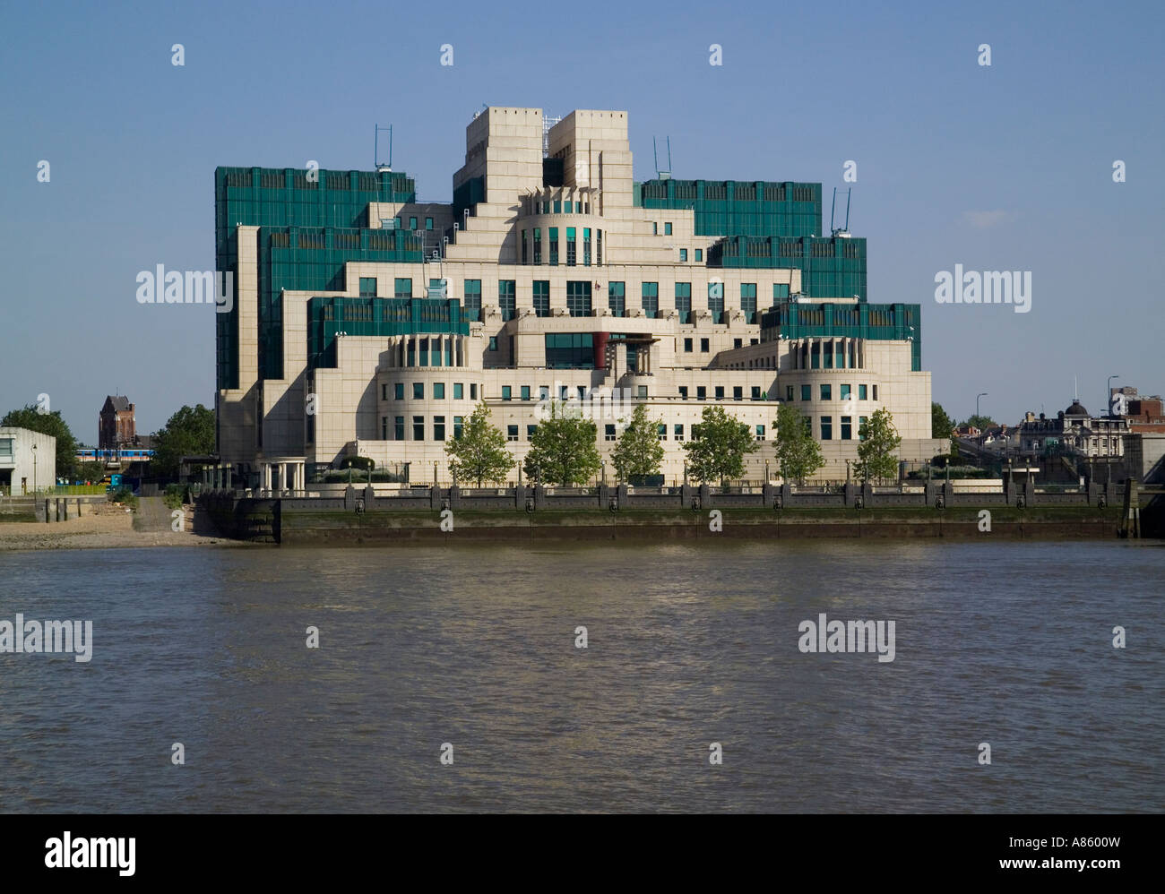m15-m16-building-on-the-thames-stock-photo-alamy