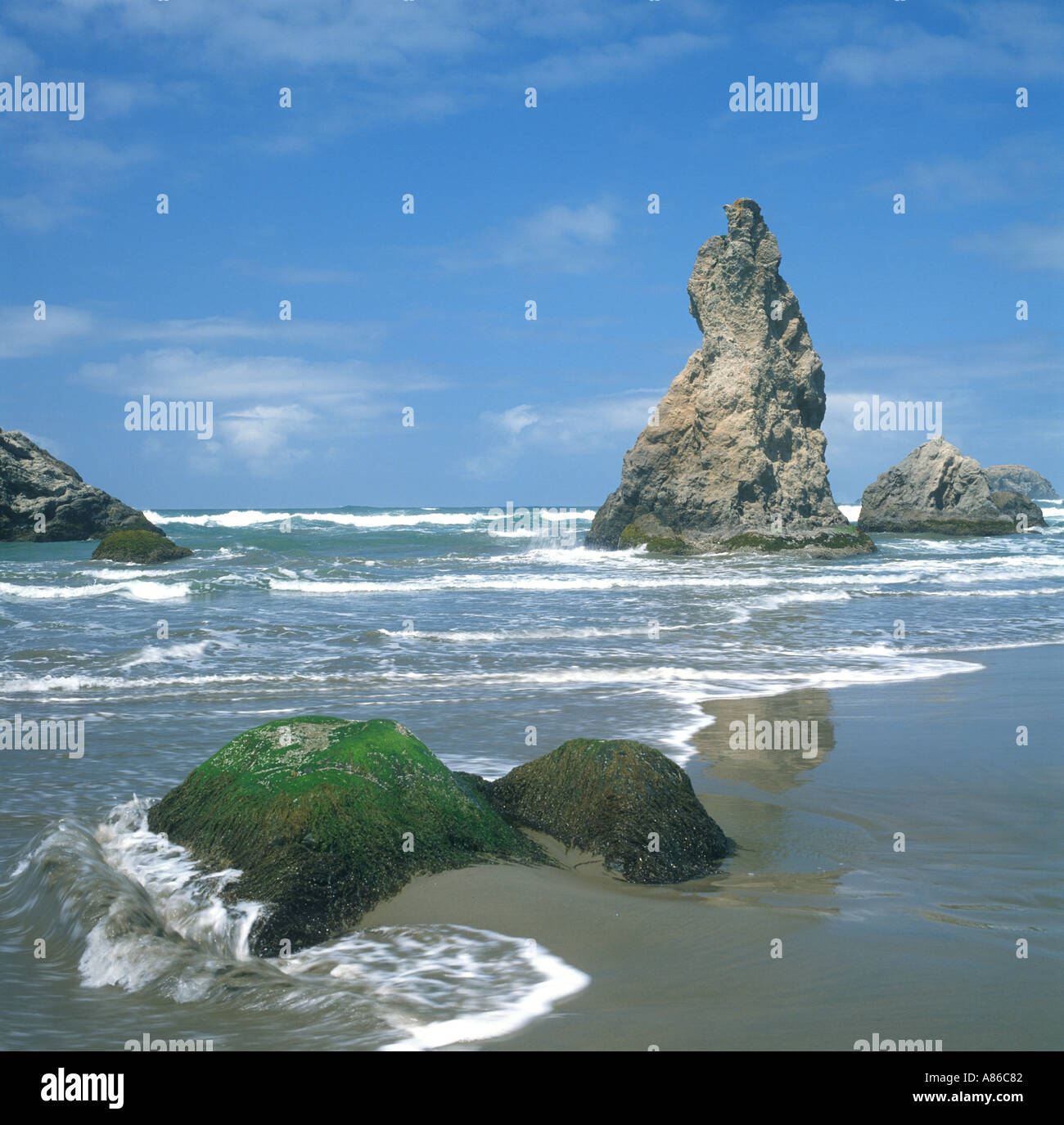 Beach with large rocks hi-res stock photography and images - Alamy
