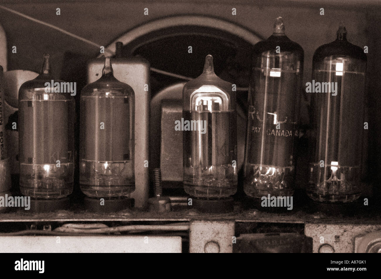 Vintage tube radio components hi-res stock photography and Vintage tube radio components hi-res stock photography and
