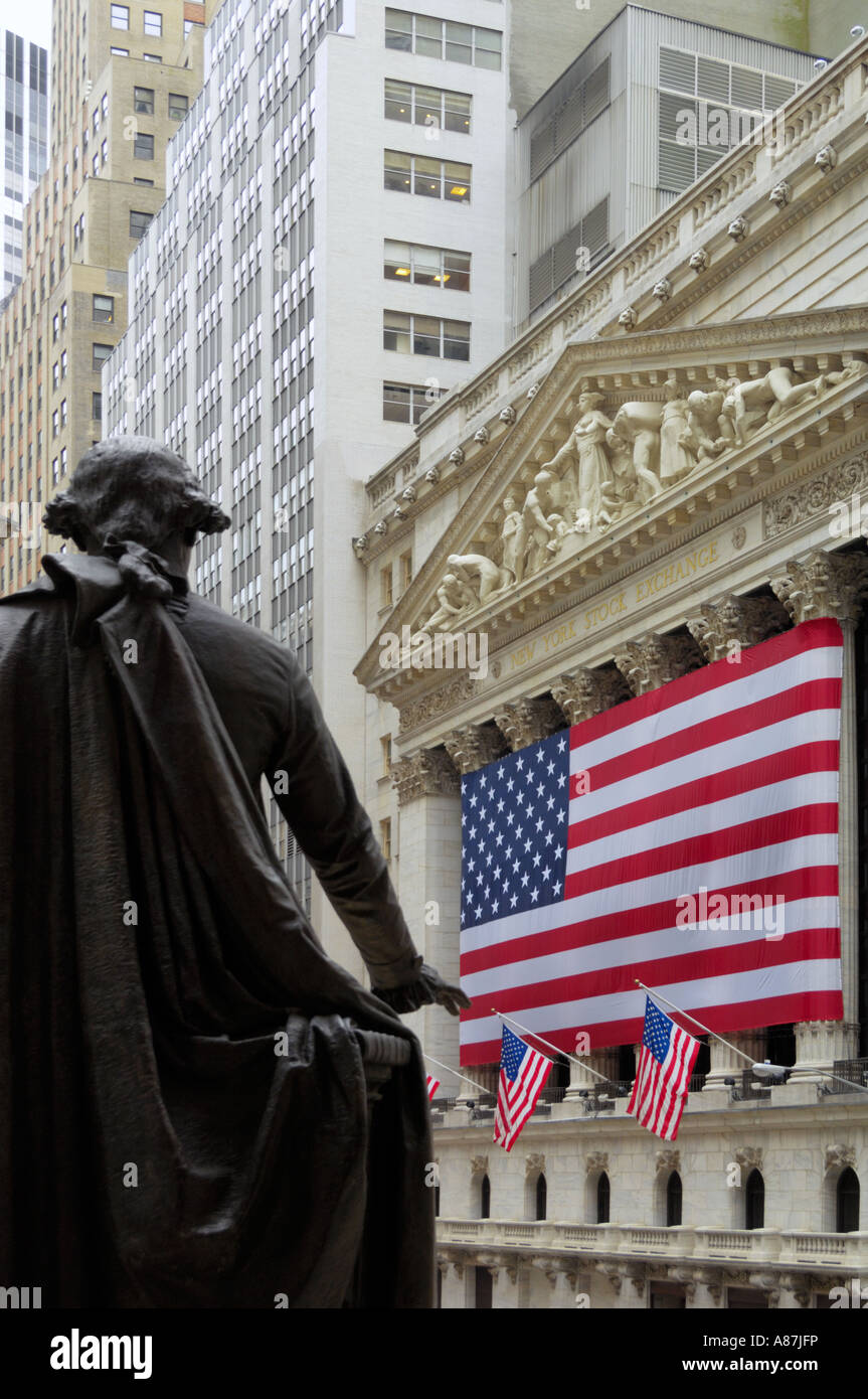 Silhouetted George Washington statue and New York stock exchange USA ...