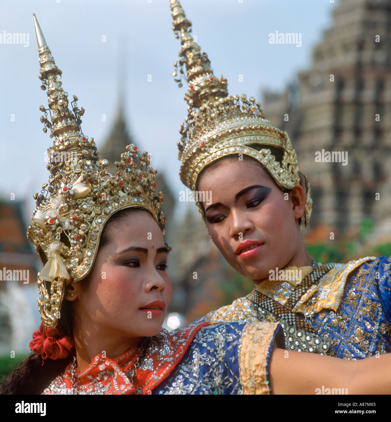 Thai Dancers outside Wat Arun (Temple of Dawn), Bangkok, Thailand Stock Photo
