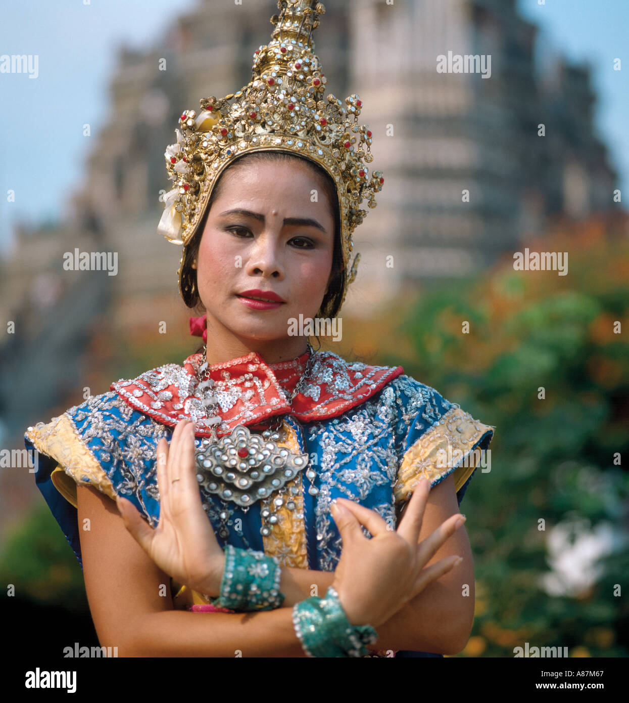 Thai Dancer outside Wat Arun (Temple of Dawn), Bangkok, Thailand Stock Photo
