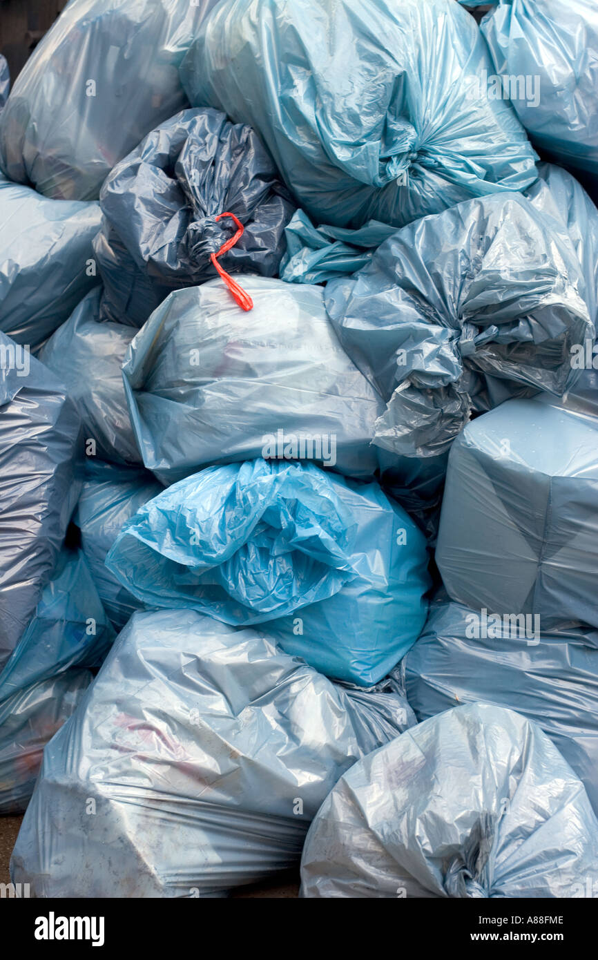Garbage piles up in city parks due to collector s strike in Hamburg