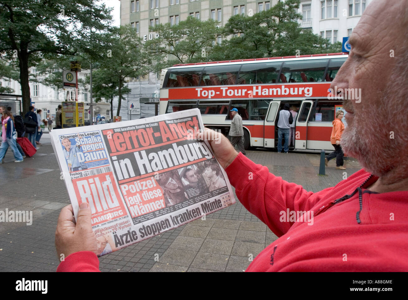 DEU, Germany, Hamburg 26.08.2005. Man reading the german boulevard newspaper BILD. Stock Photo