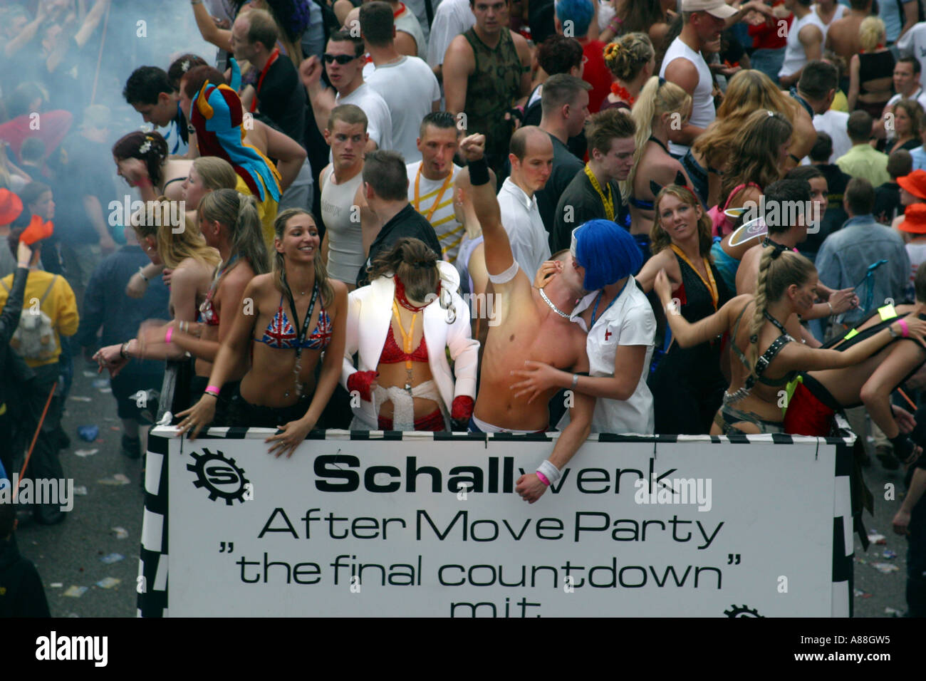 Germany, Hamburg, 18.05.2002. Young people celebrate a techno party - the generation move (G-Move) Stock Photo