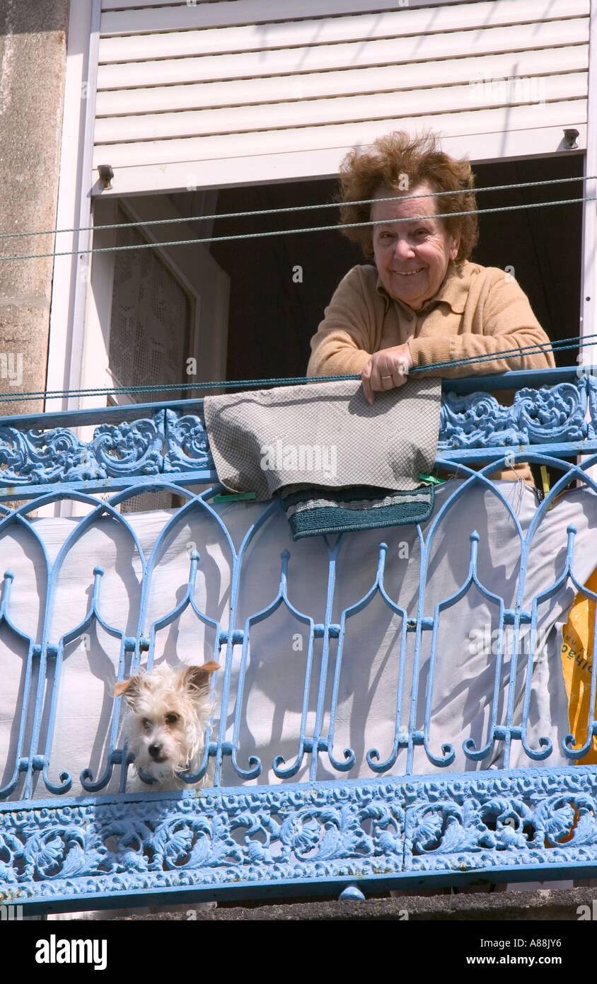 Peering over the balcony hi-res stock photography and images - Alamy