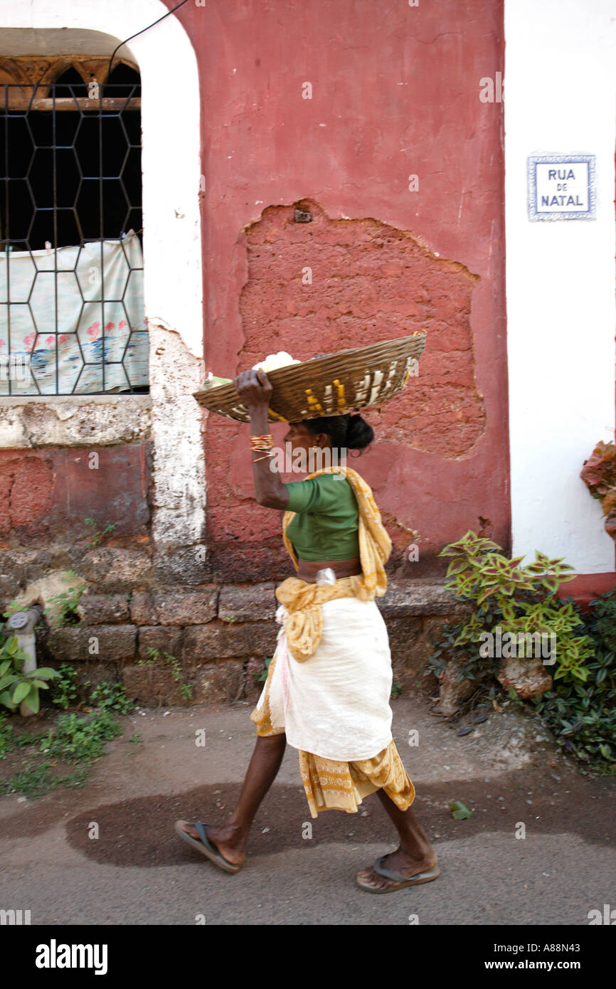 Carrying fruit basket on head hires stock photography and images Alamy