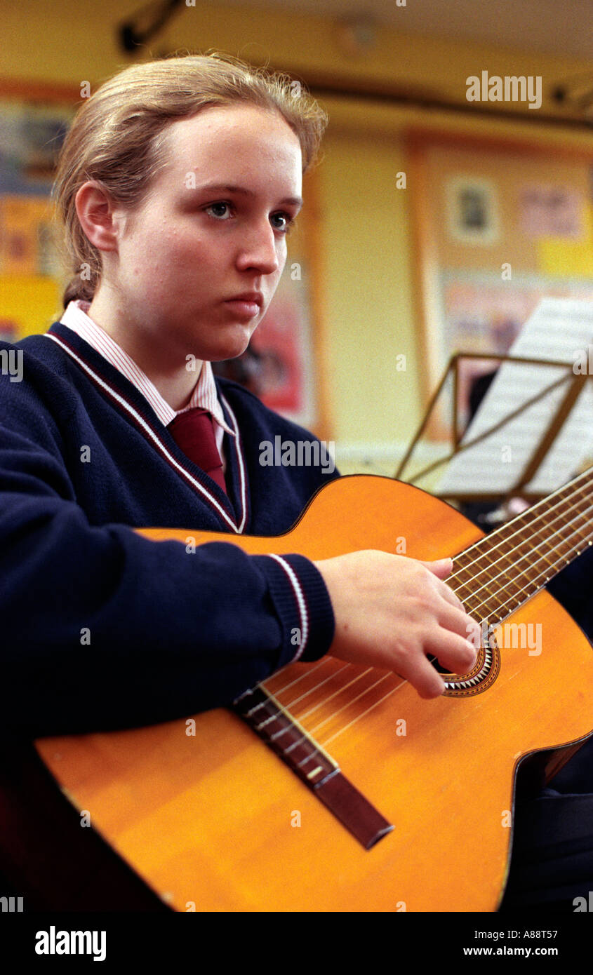 Secondary school art lesson hi-res stock photography and images - Alamy